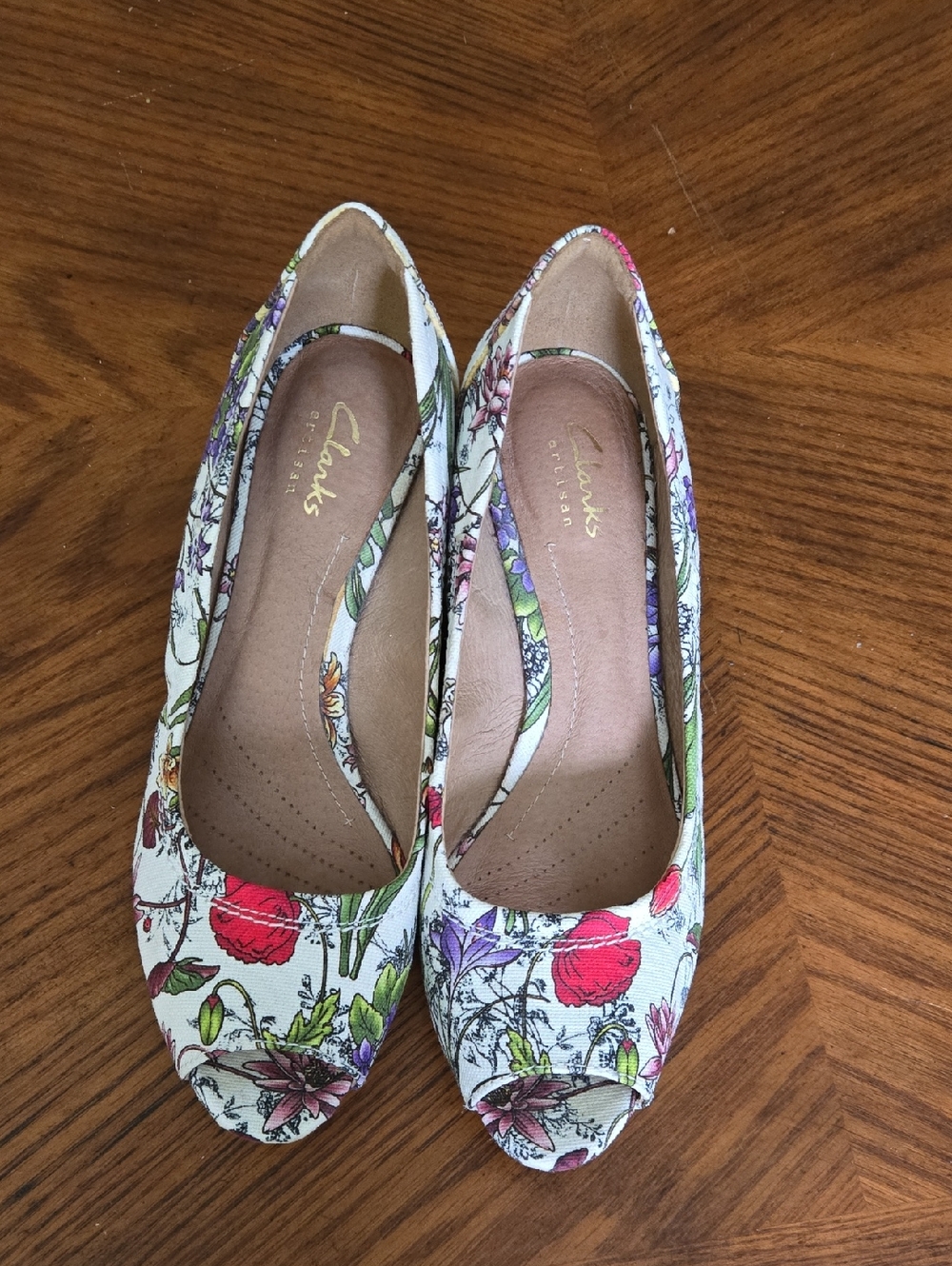 EUC Clarks White Floral Peep-Toe Wedge Heels with Pink and Purple Accents 6.5 M